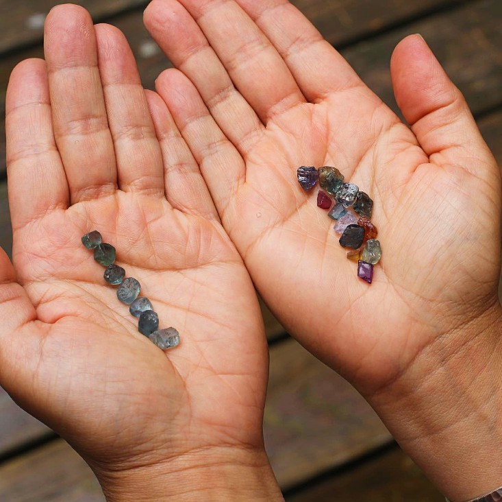 Gems in hand:&nbsp;Montana sapphires on the left,&nbsp;African Sapphires on the right
&nbsp;