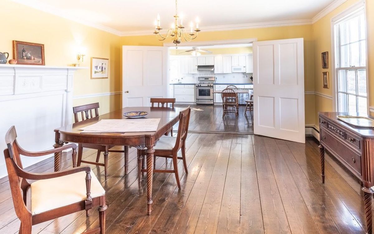 Dining room to kitchen