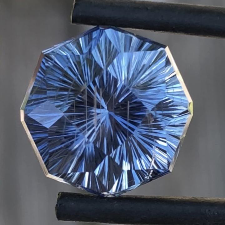 The Tanzanian 7.4-carat sapphire with dodecagonal fantasy design