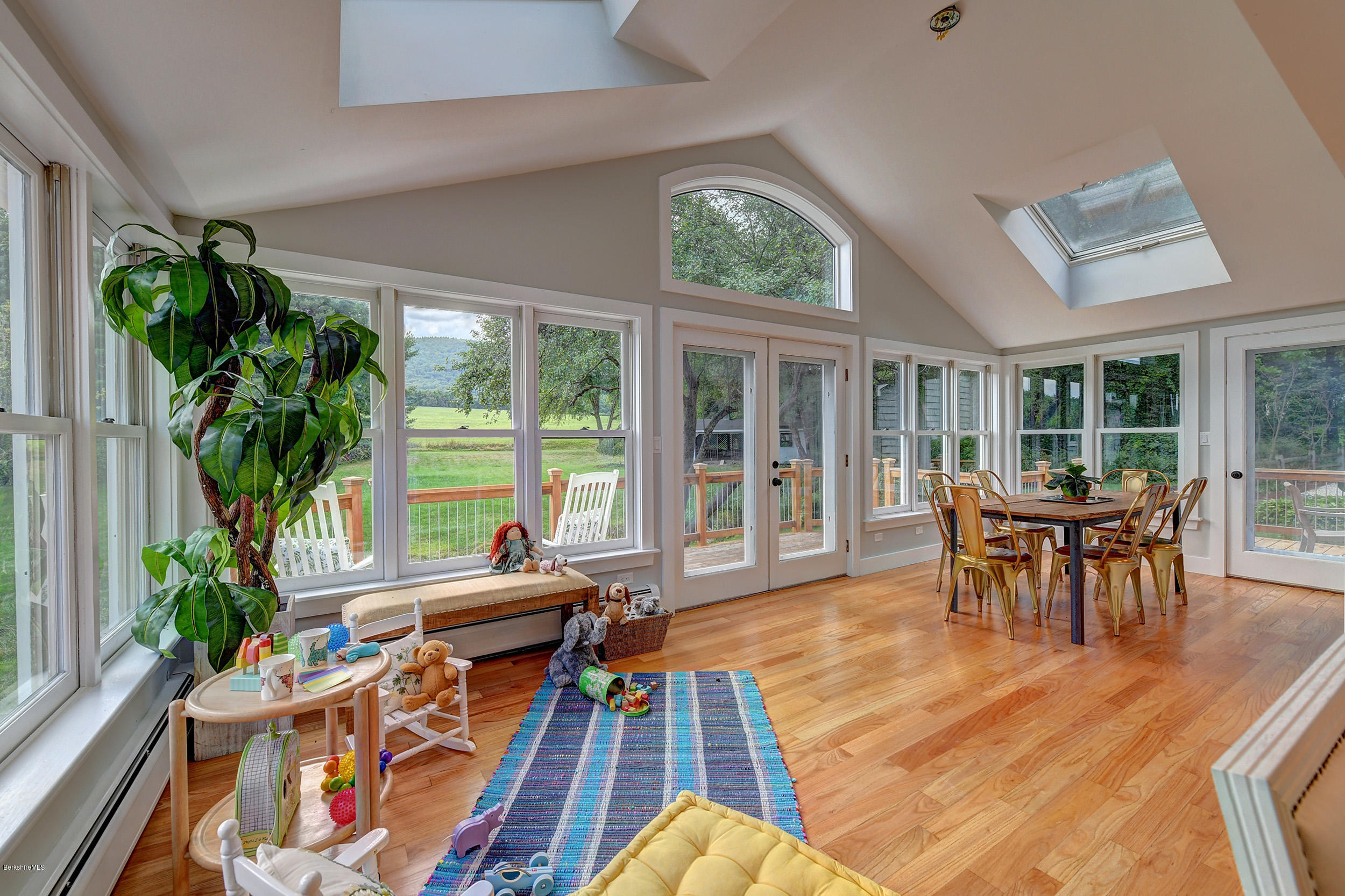 Eat-in kitchen Eat-in kitchen