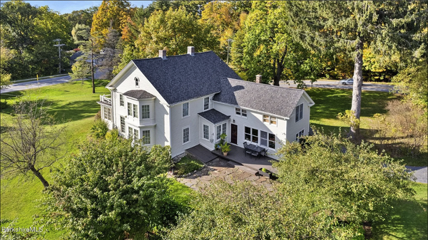 Well Kept 19th Century Farmhouse in Dalton