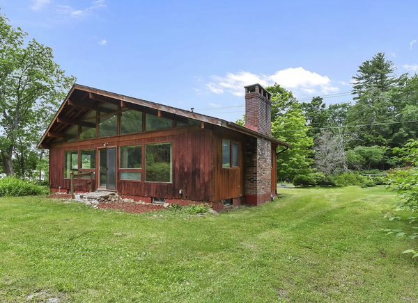 Cedar Chalet with Classic Berkshires Character in Lee