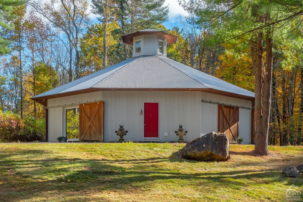 An Octagonal Barn-Style Home in Hillsdale