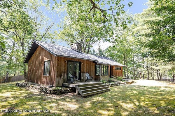 Pristine Lakeside Camp House in Hillsdale