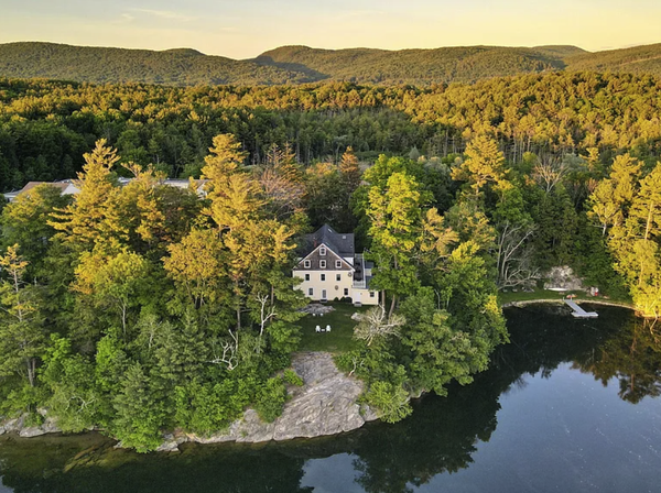 The Lakehouse Inn in Lee Seeks a New Crew