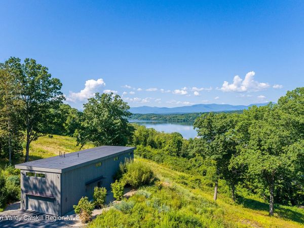 Scenic Stunner in Hudson