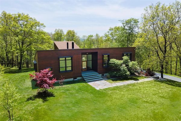 Eclectic and Streamlined Country House in Millerton