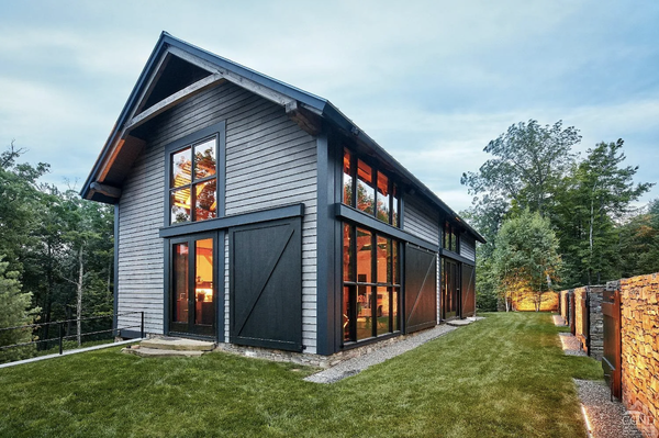 Hyper-Modern Cabin Secluded in Austerlitz