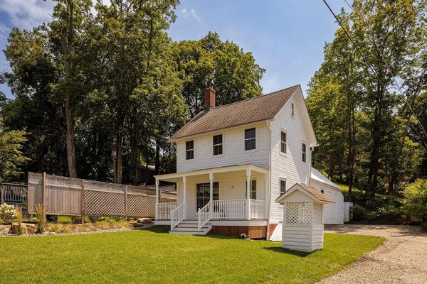 Tasteful Rhinecliff Village Find