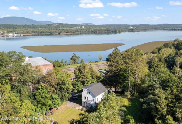 No-Nonsense Home on the Hudson