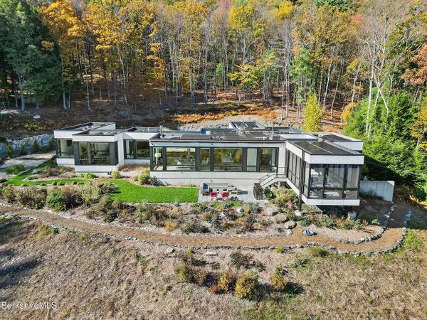 Peaceful Modern Lair in West Stockbridge
