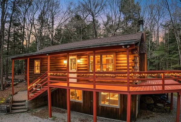 A Log-Sided Cabin With Access to Two Lakes and Clay Tennis, in Becket