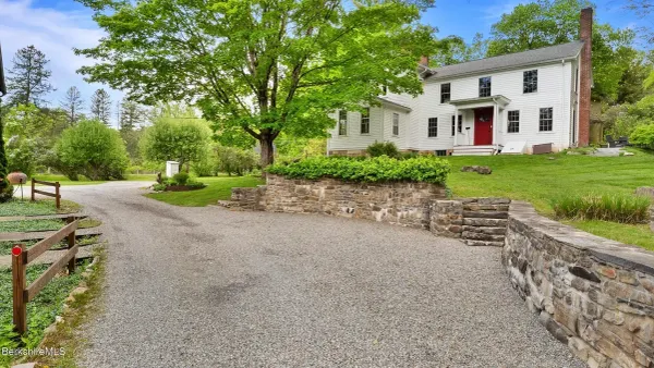 1800 Colonial With Kampoosa Brook Mill House Guest Cottage in Stockbridge
