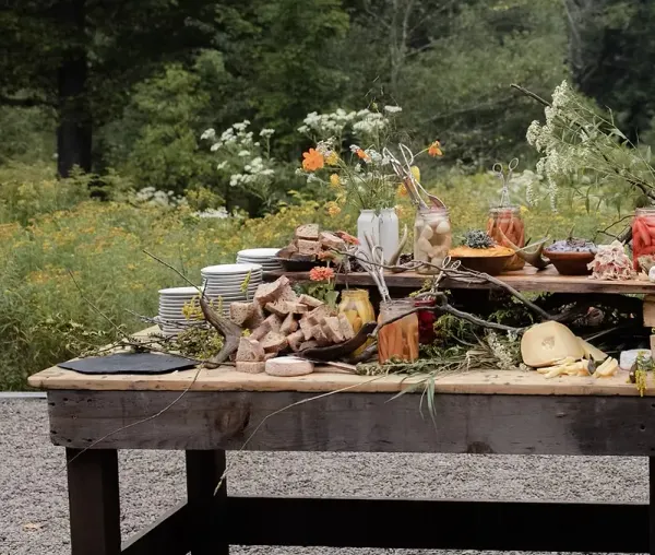"The Patriots Table": A Theatrical Open-Fire Dinner at Chesterwood