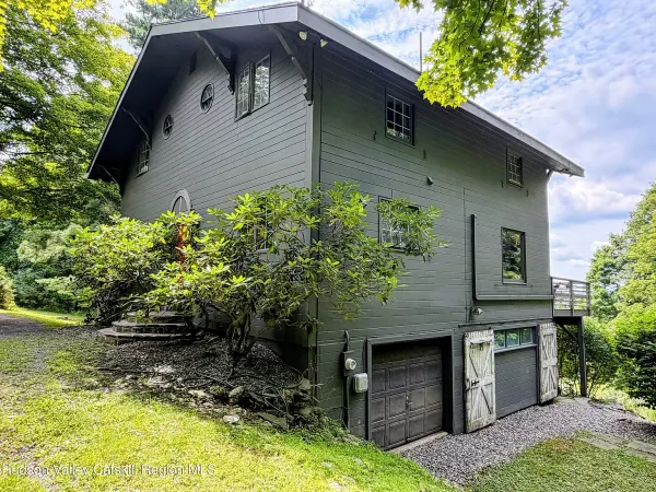 Stylish 70s Cottage, Well Preserved, with Mega Views in Hillsdale