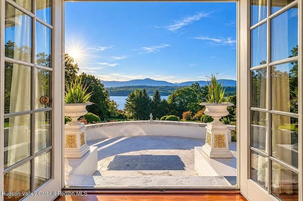 A Livingston Property Villa With Hudson River Views, Close to Otto's in Germantown