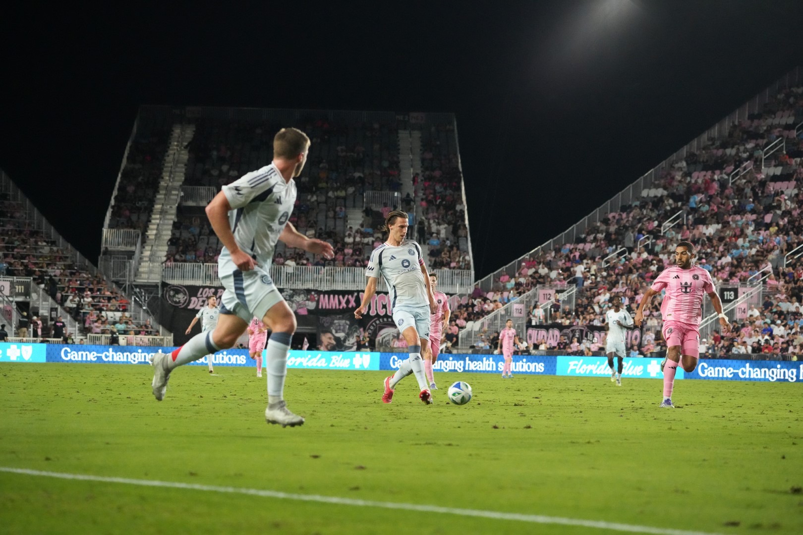 Jack Elliott passes the ball to Jonathan Dean