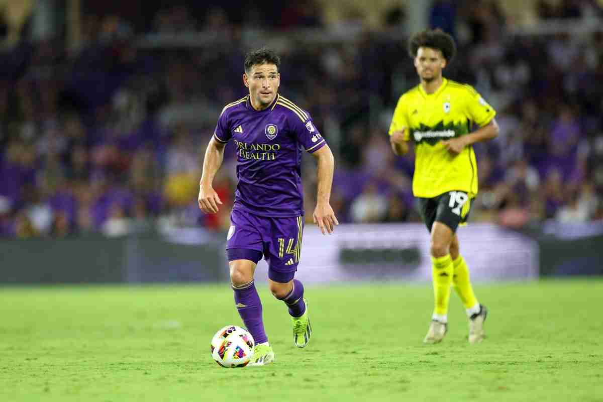 Nicolas Lodeiro Orlando City plays the ball 