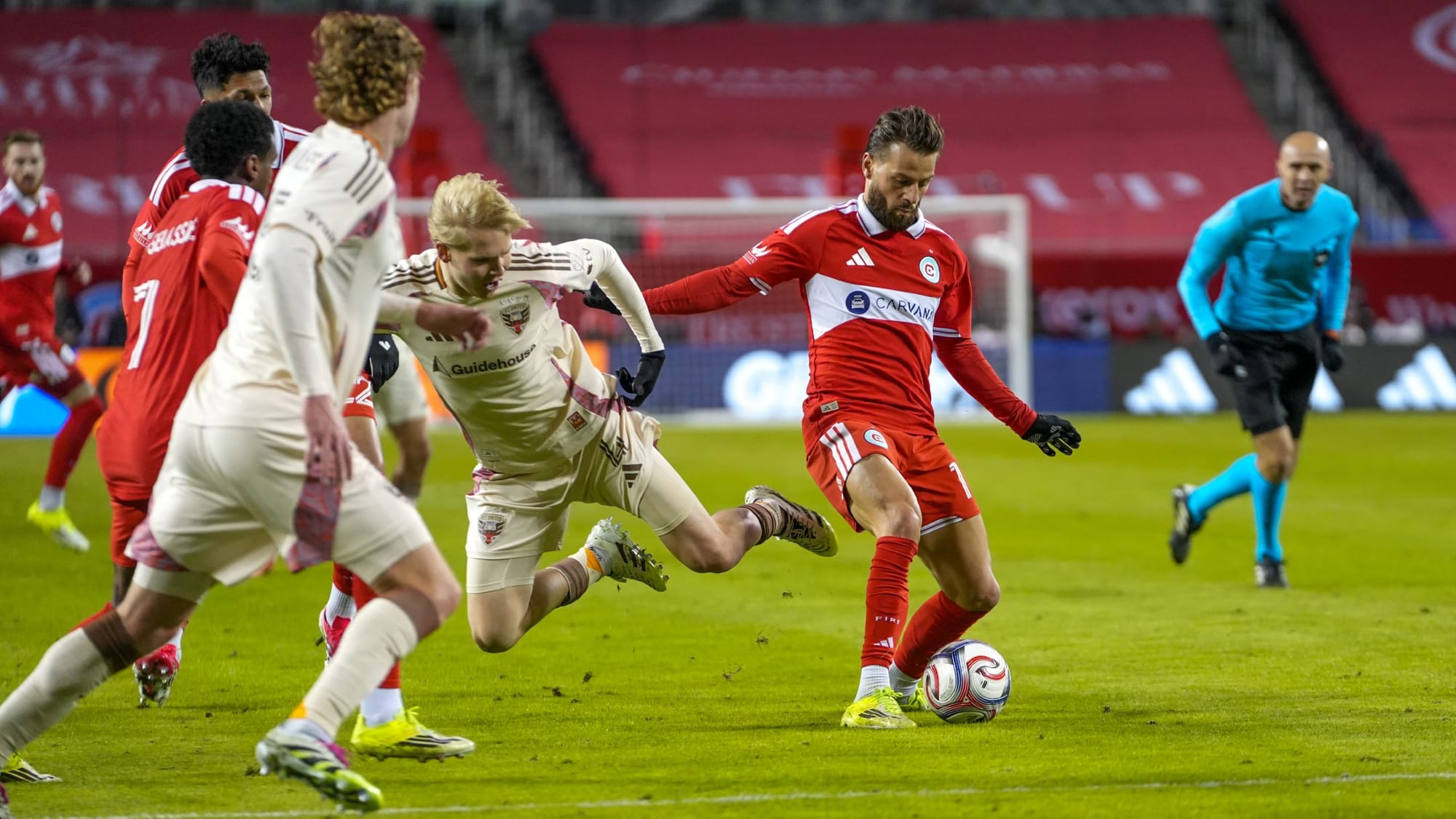 Zinckernagel plays the ball 