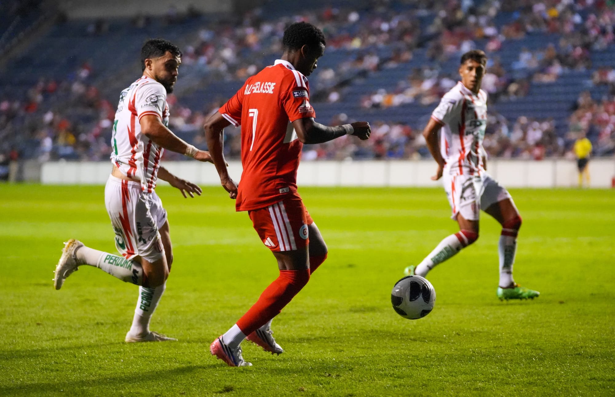 Maren Haile-Selassie plays the ball against Necaxa at SeatGeek Stadium