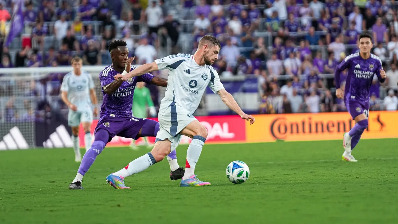 Hugo Cuypers plays the ball Orlando City on May 31, 2025