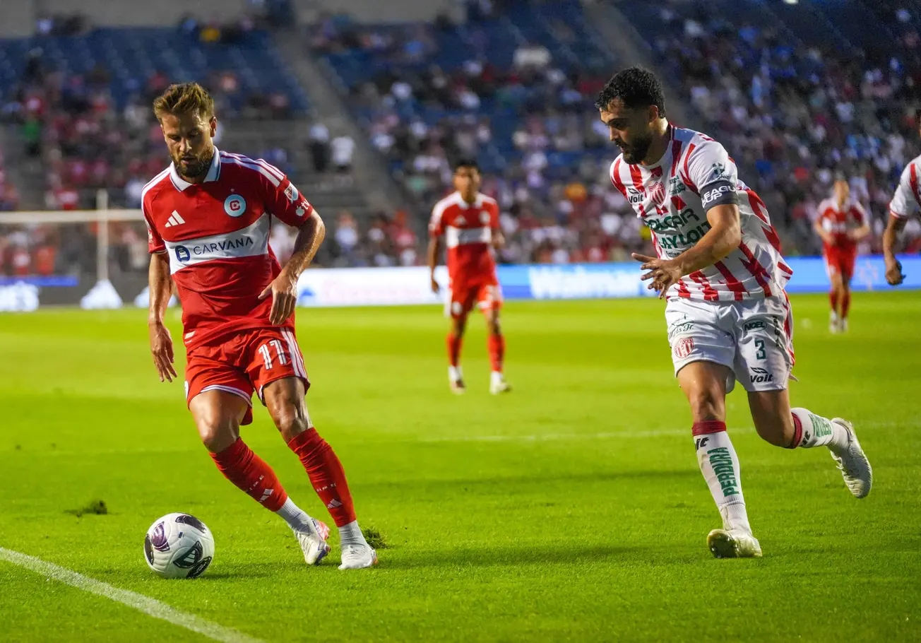 Zinckernagel plays the ball against Necaxa at SeatGeek Stadium