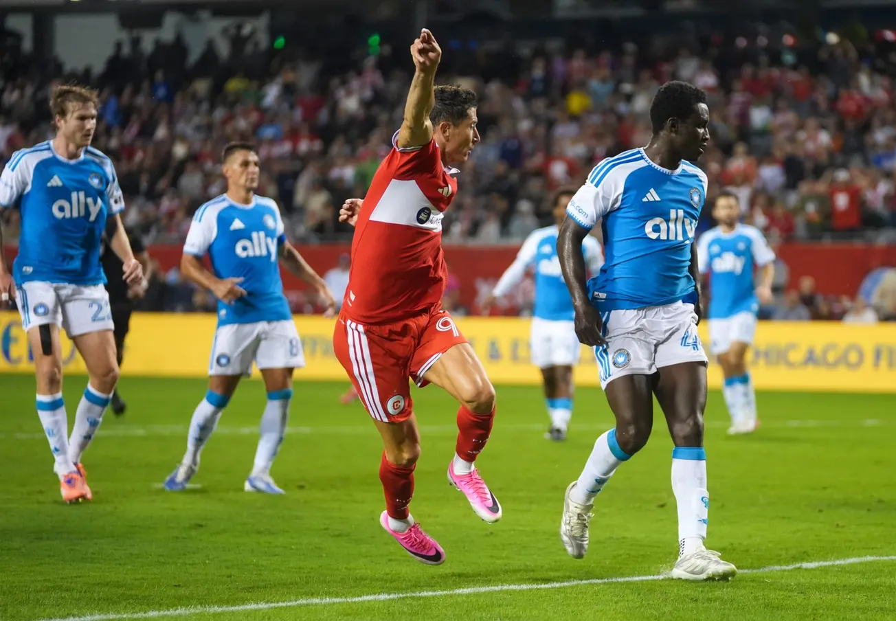 Robert Lewandowski calls for the ball in the box 