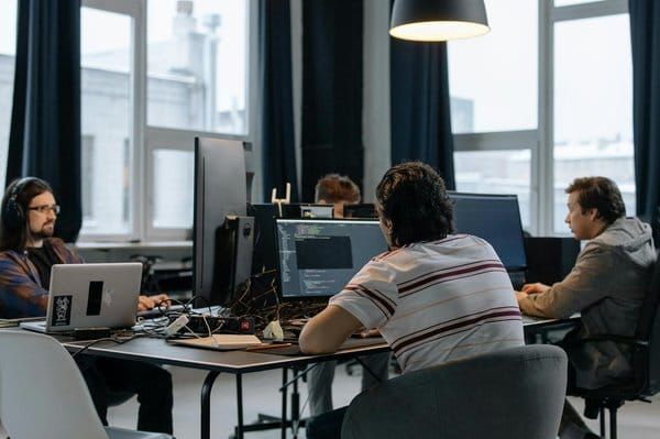 A Comparison of AirMason's Employee Handbook Software to On-Premise Solutions