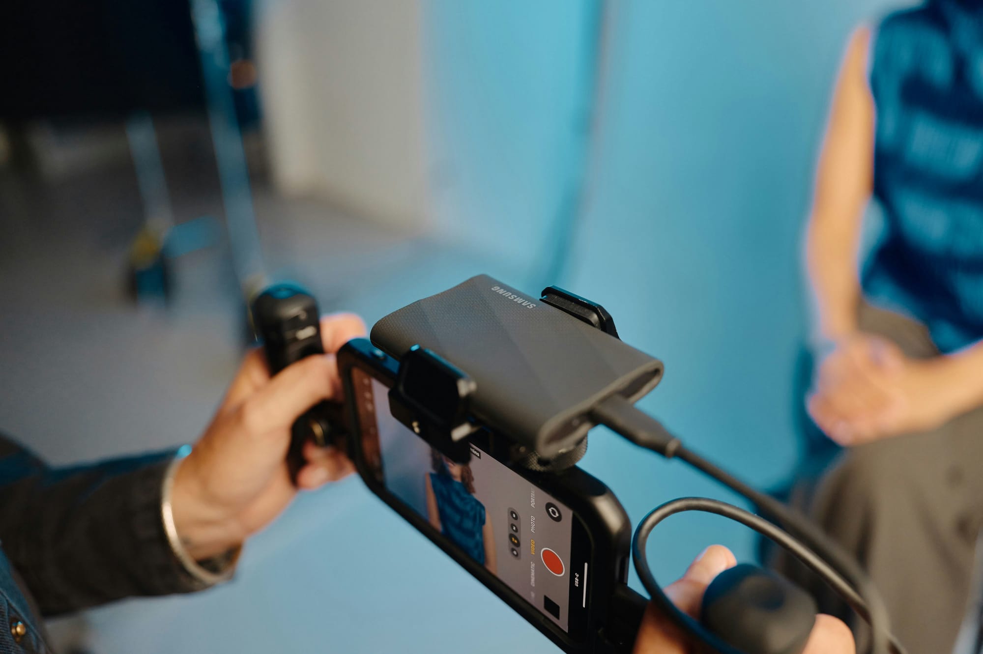 Person Filming - Filmora 10