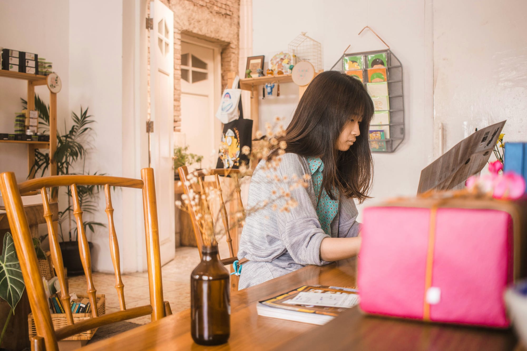 woman learning about davinci resolve alternatives