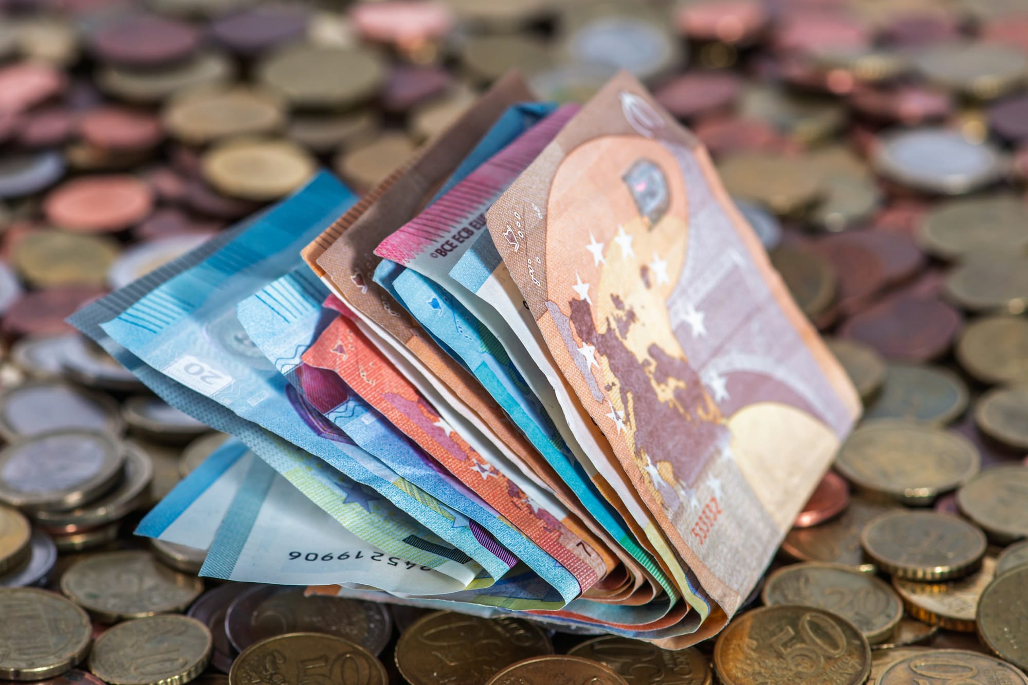 euro bills - Synthesia Alternative