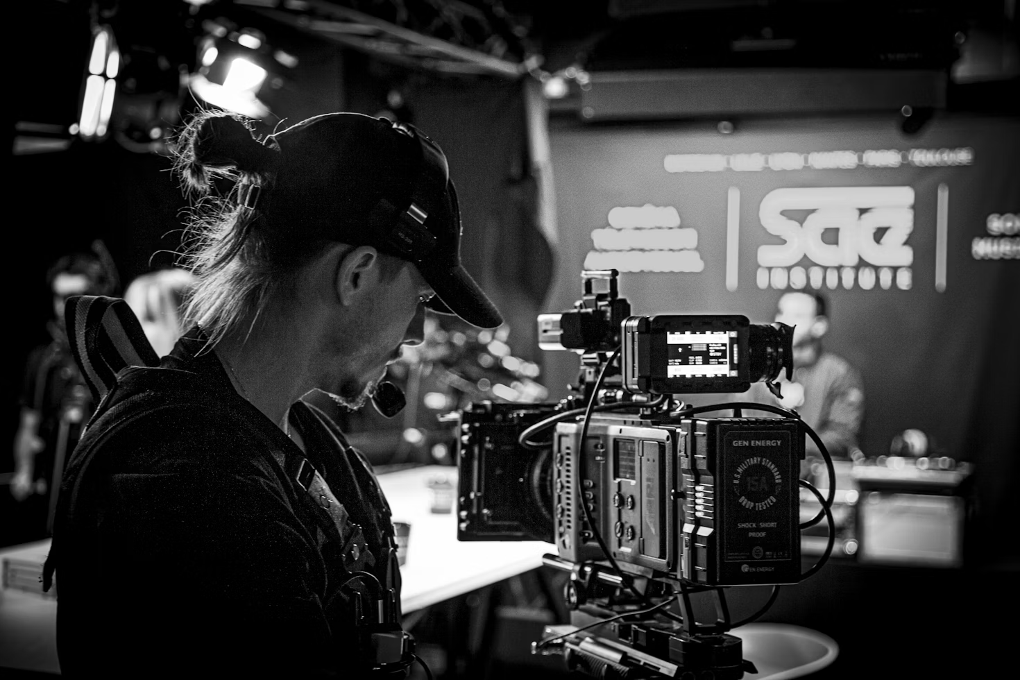 man using a camera - Viral Marketing Videos