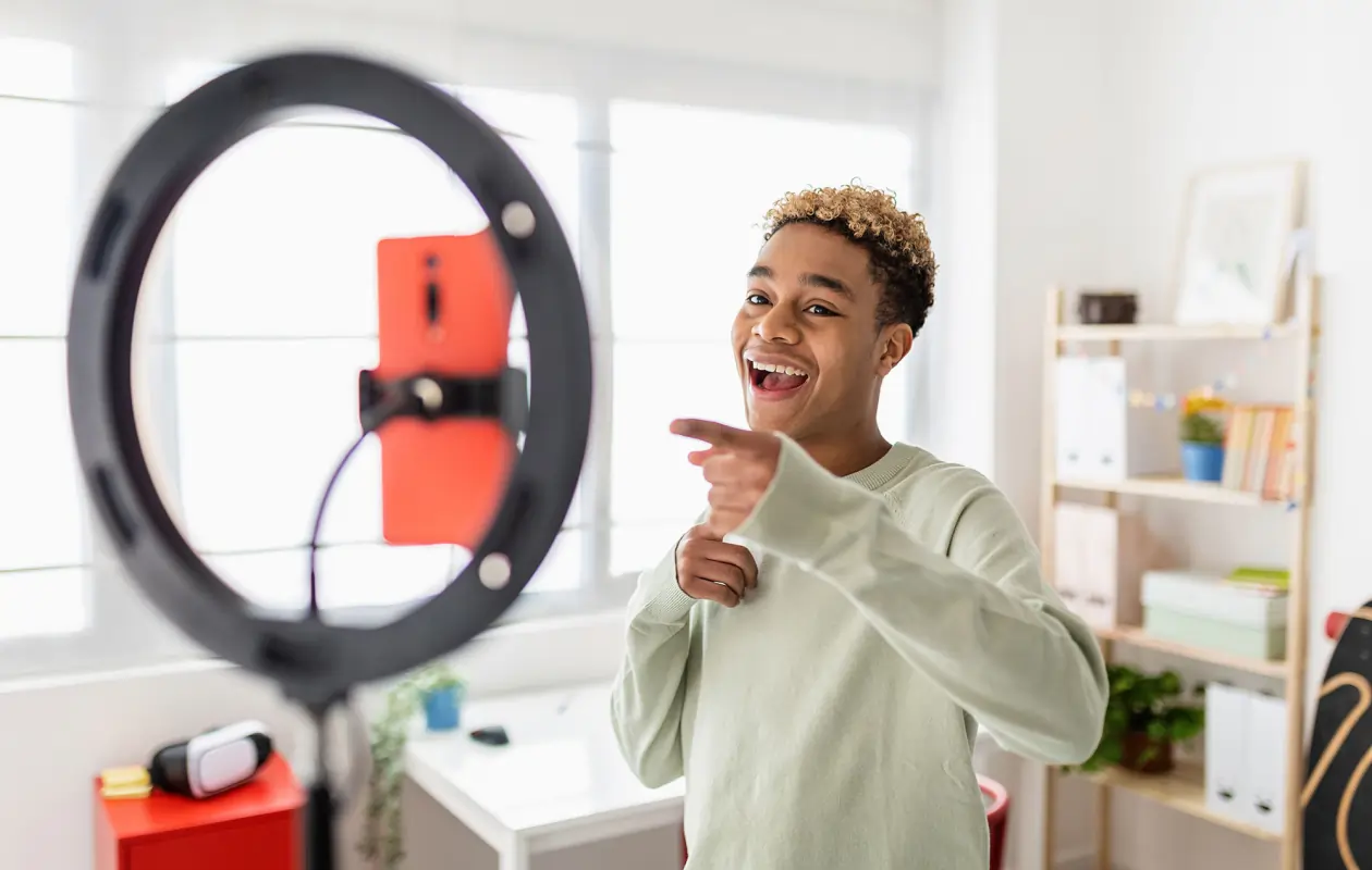 a guy recording himself - Curated content Social Media