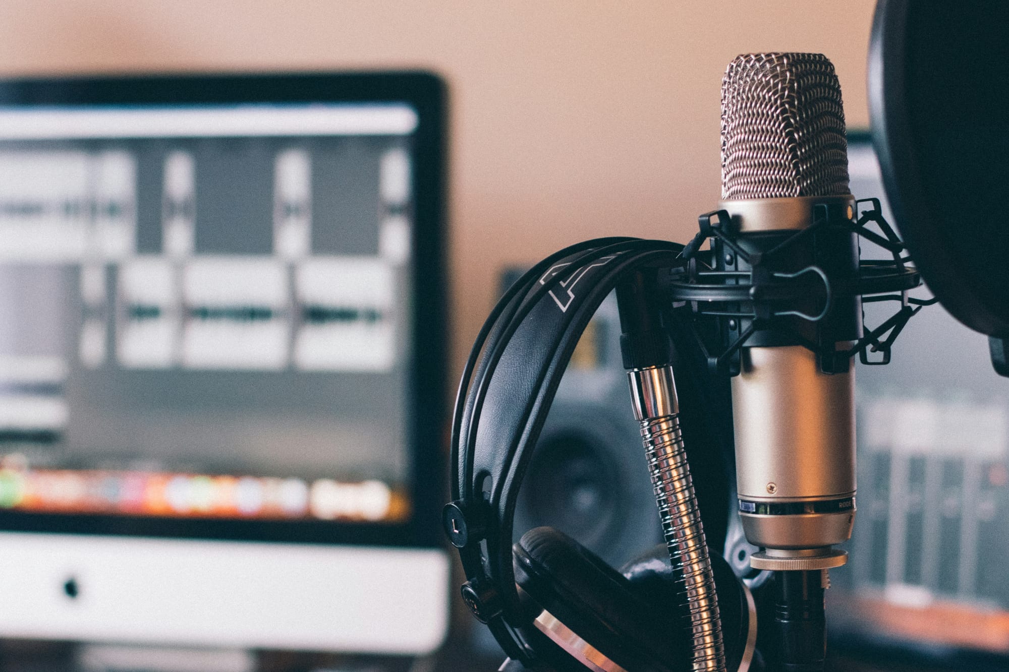 microphone - Top Faceless YouTube Niches
