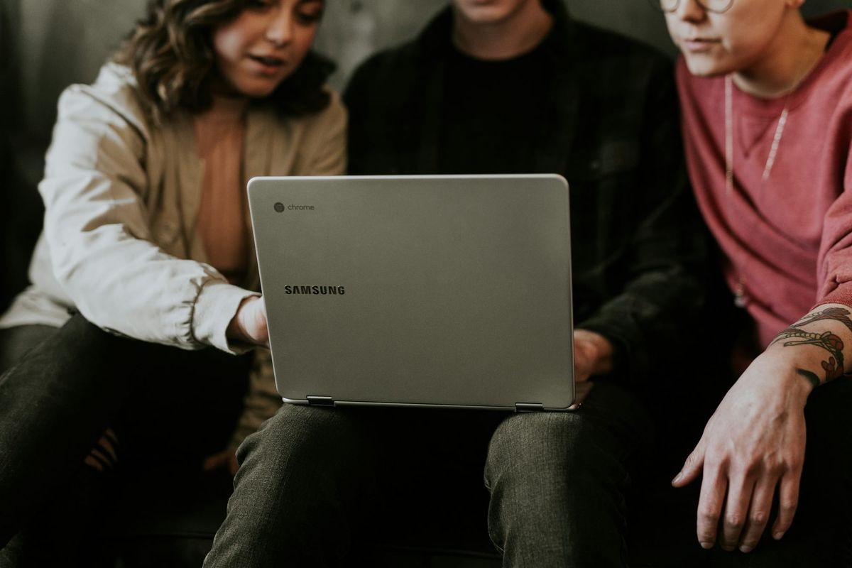 women on a laptop - Content Marketing Storytelling