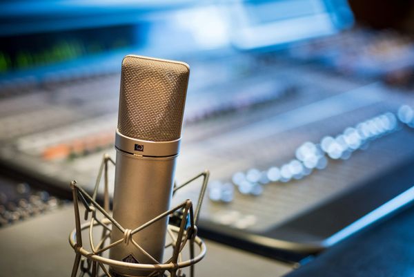6 Voiceover Industry Paths to Land Your 1st Gig in 21 Days