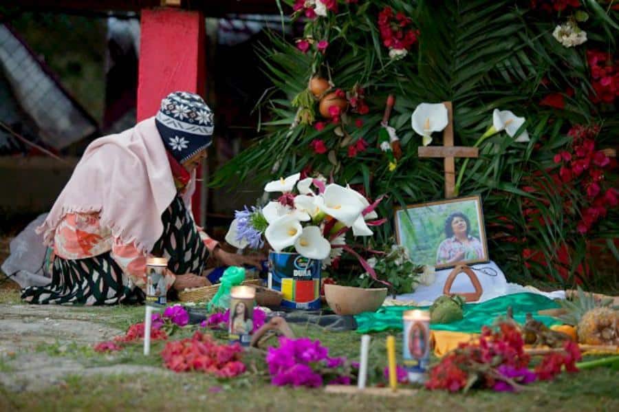 Spiritual guides prepared an alter for the commemoration of the anniversary of the assassination of Berta Cáceres. Image: WNV/Jeff Abbott