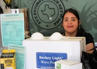 Preparamos kits de emergencia para nuestros vecinos del Valle del Río Grande — se utilizan para su supervivencia diaria