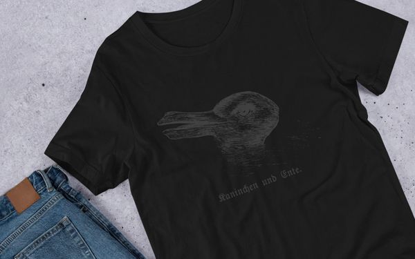 Rabbit-Duck Illusion Tee – Kaninchen und Ente Optical Trick Unisex Black-on-Black T-Shirt 