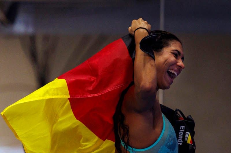 W100 Breast: Elendt Elated, Lane 1 Outside Smoker Stuns The Big Two For German Gold post image