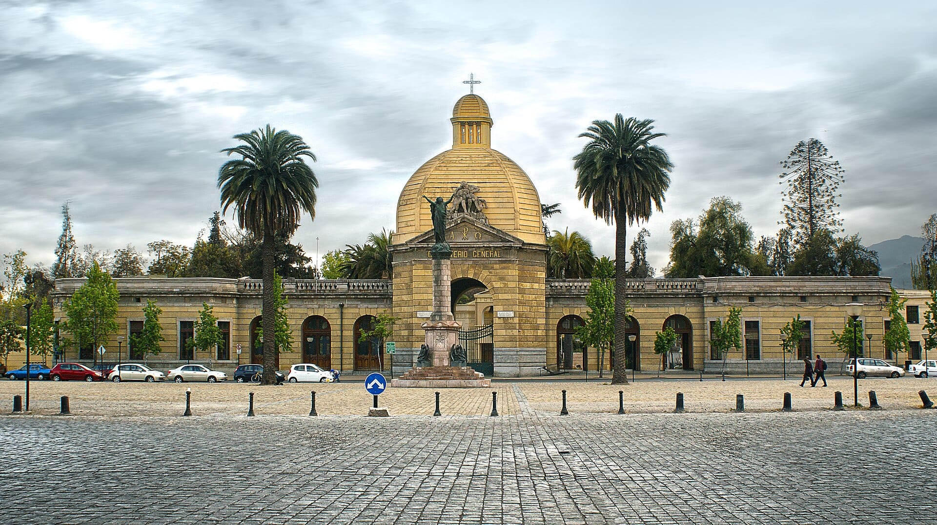Facade of the Cementerio General de Santiago