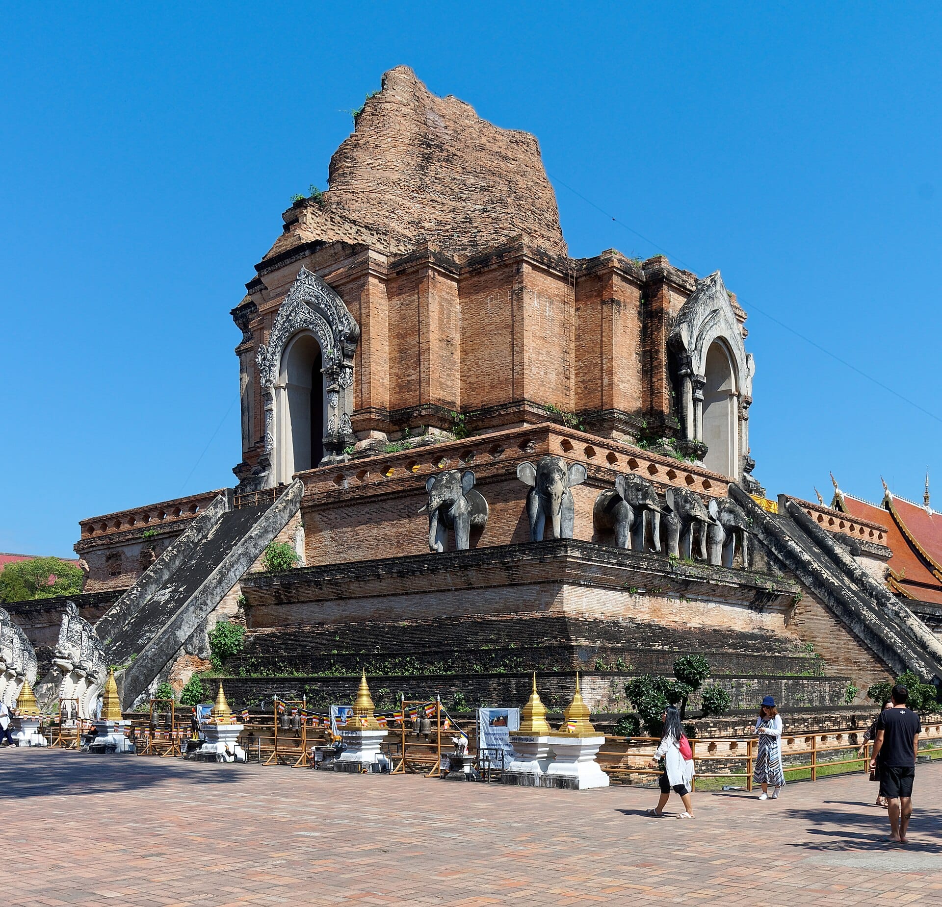 The earthquake-damaged brick chedi of Wat Chedi Luang