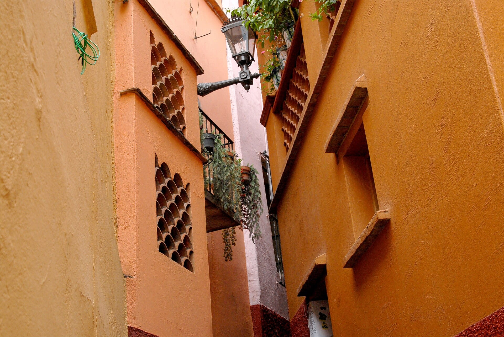 The narrow Callejón del Beso alley with facing balconies in Guanajuato