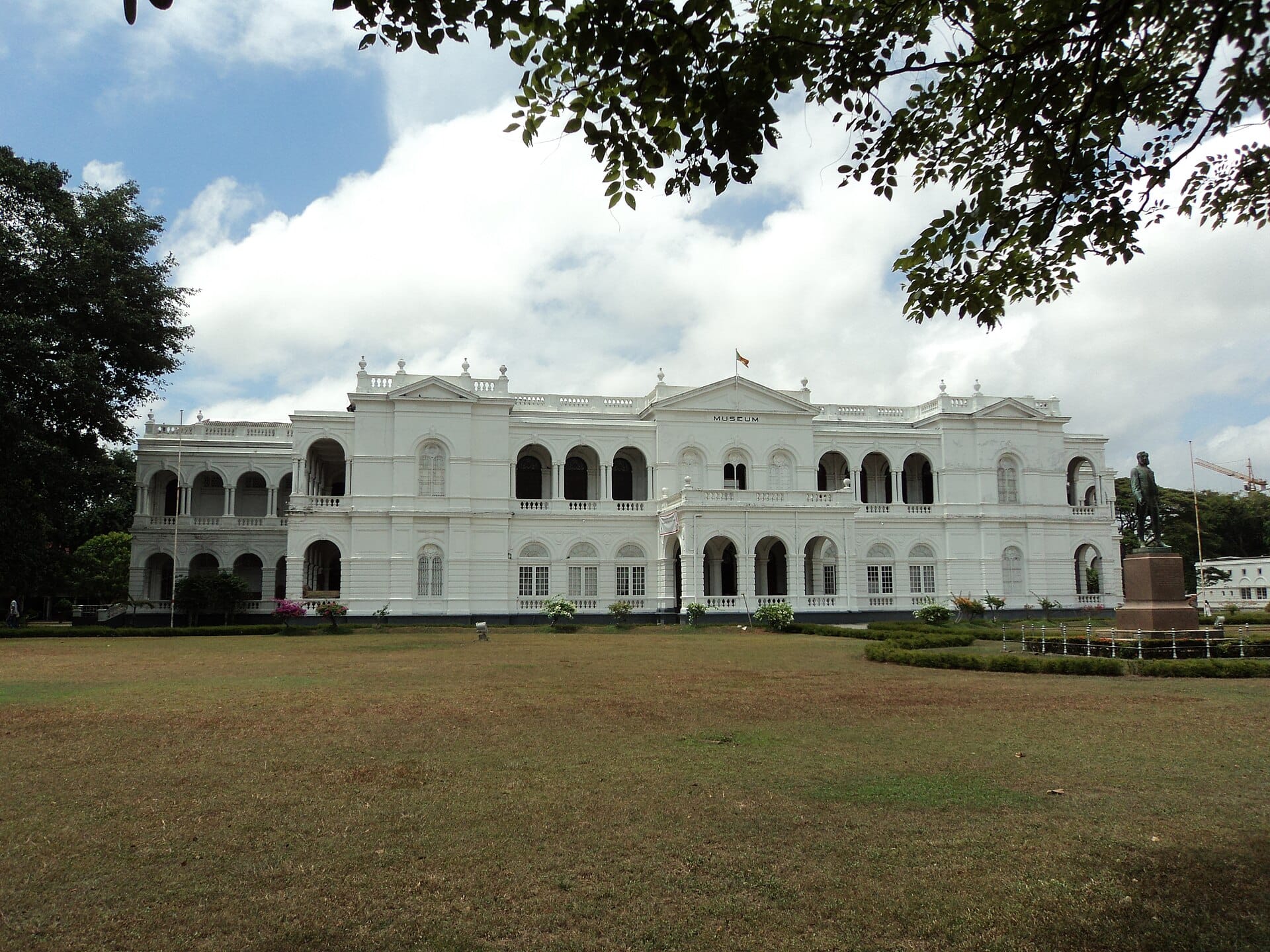 The white colonial facade of the Colombo National Museum