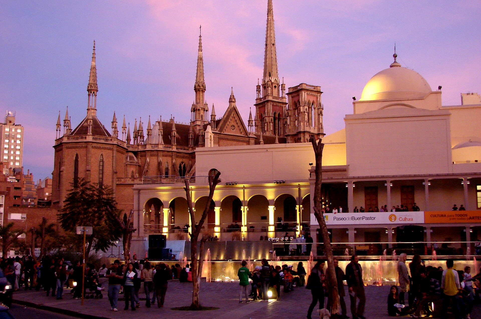 The Paseo del Buen Pastor plaza and fountains in Nueva Córdoba