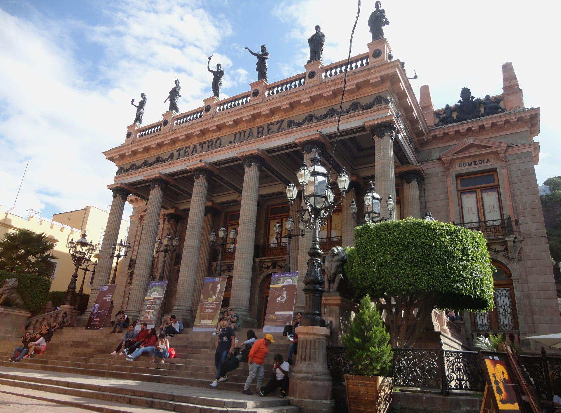 The columned neoclassical facade of Teatro Juárez in Guanajuato