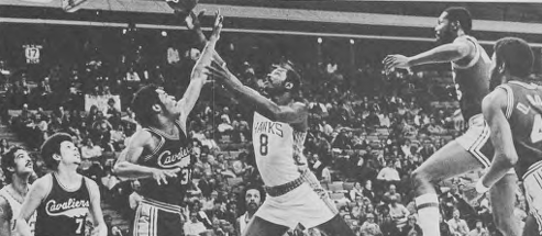 Walt Bellamy avec les Atlanta Hawks entre quatre joueurs des Cleveland Cavaliers