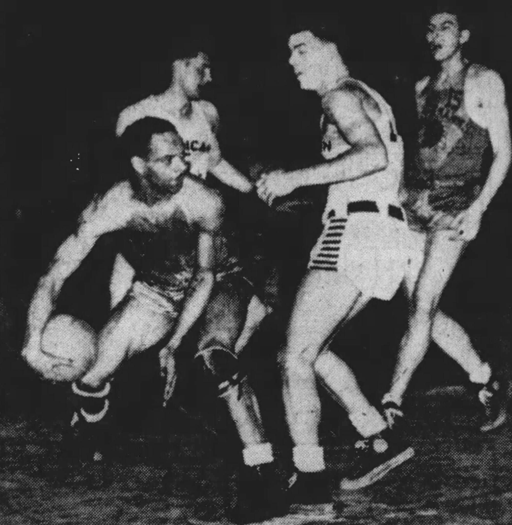 William "Pop" Gates, sous le maillots des Tri-Cities BlackHawks, le nouveau nom de la franchise de Ben Kerner anciennement appelée les Buffalo Bisons. source : The Rock Island Argus (1947)