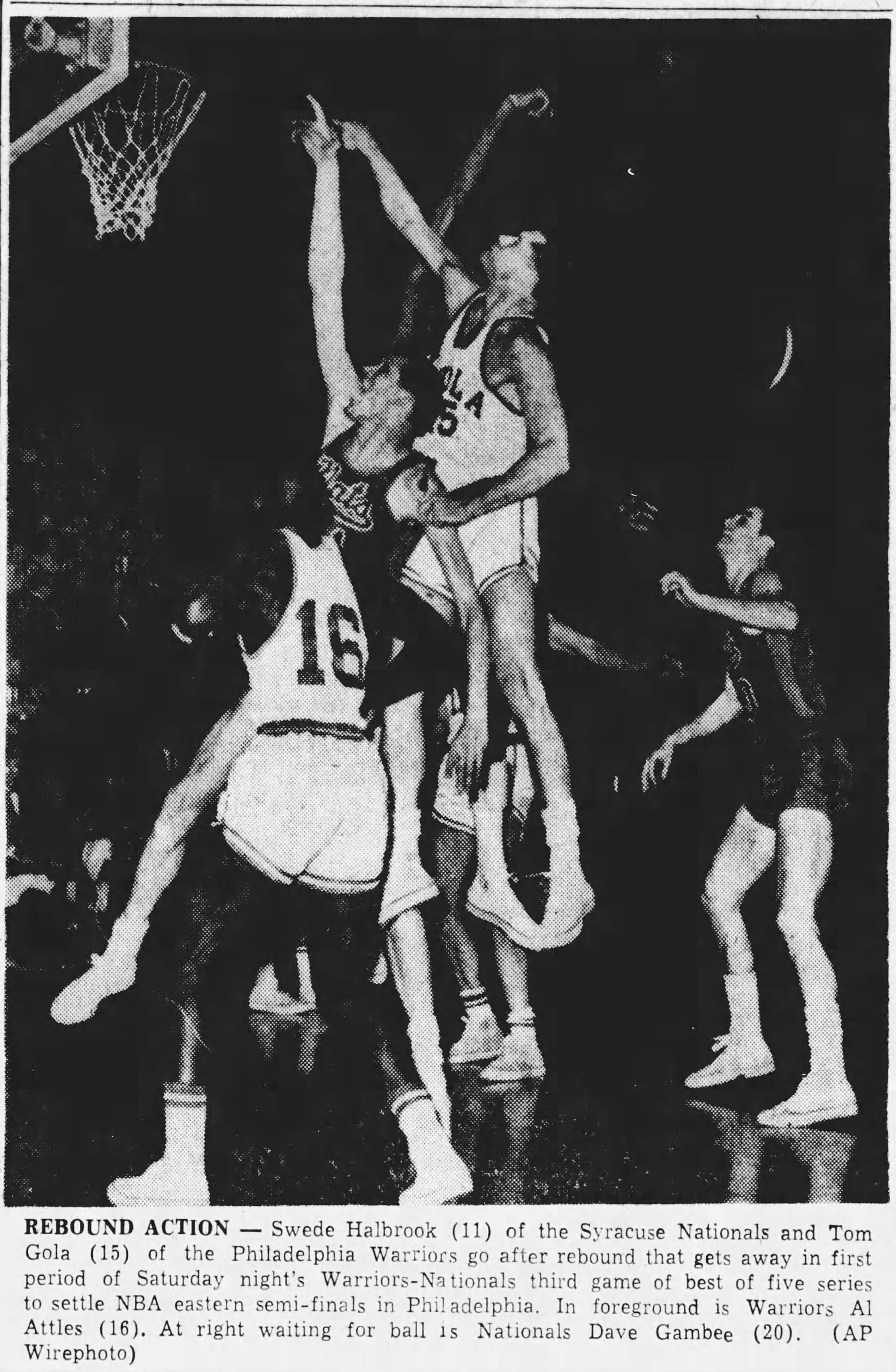 Swede Halbrook en défense sur l'ailier des Warriors, Tom Gola. 
