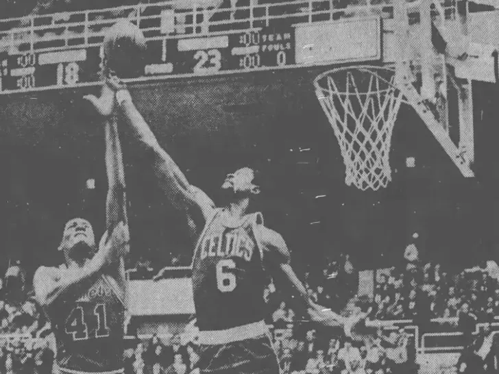 Le prince Wes Unseld face au roi Bill Russell dans ce qui ressemble à un passage de flambeau. 